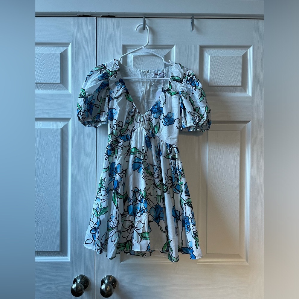 Blue floral deep V puff mini dress!